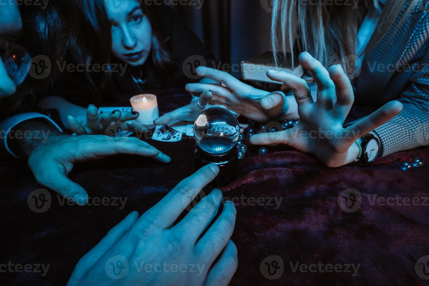 grupo de personas y mujer adivina con bola de cristal foto