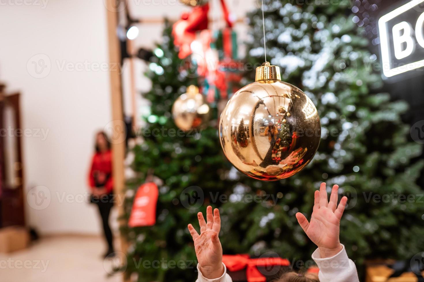 regalos de juguete de diferentes objetos colgados en un árbol de navidad decorado. foto