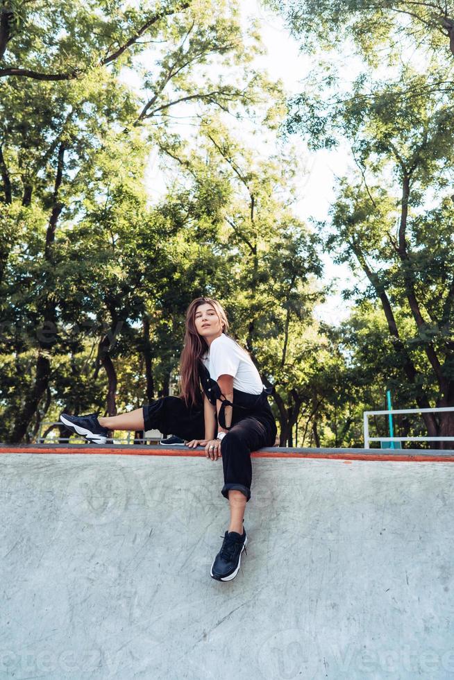 hermosa joven hipster sentada al borde de una rampa foto