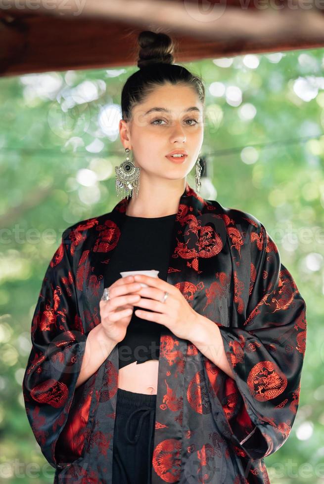 la ceremonia del té es realizada por el maestro del té en kimono foto