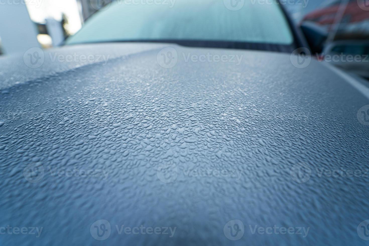 gotas de lluvia en el capó del coche. de cerca. foto