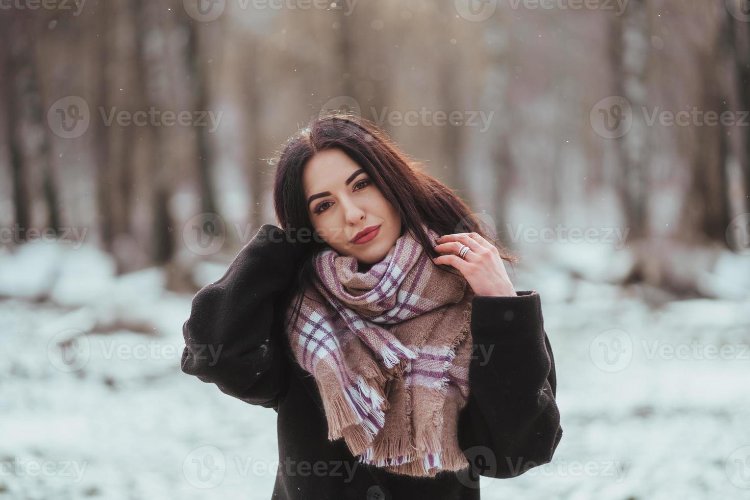 joven hermosa modelo posando en el bosque de invierno. retrato de moda elegante foto