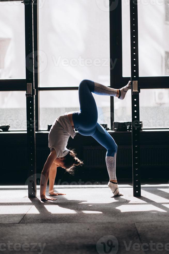 retrato de una joven atractiva haciendo ejercicio de yoga o pilates foto