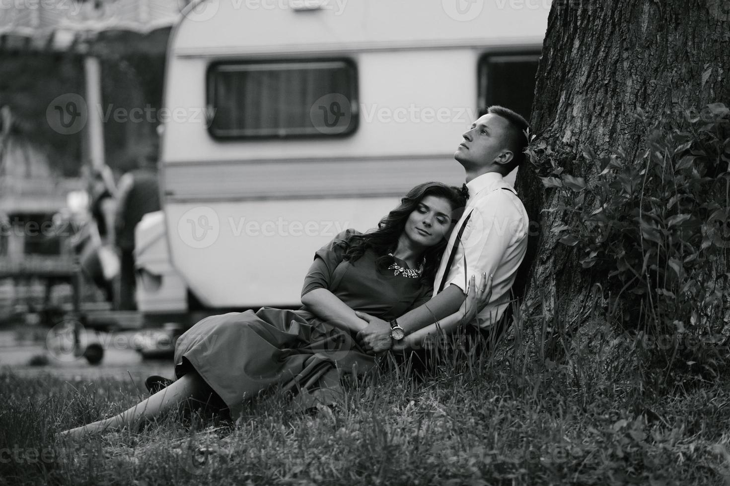 hombre y mujer debajo de un arbol foto