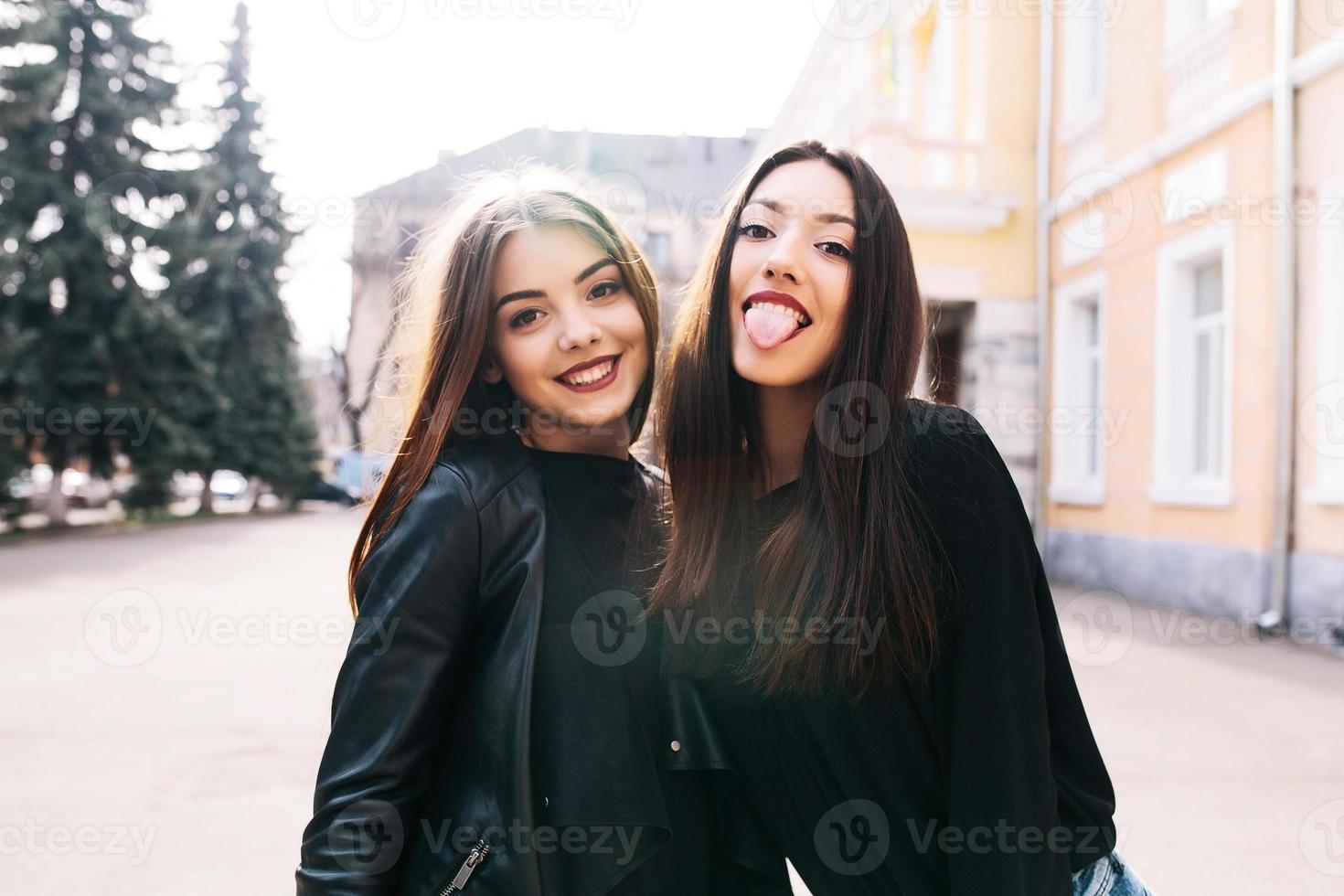 dos niñas adultas jóvenes foto
