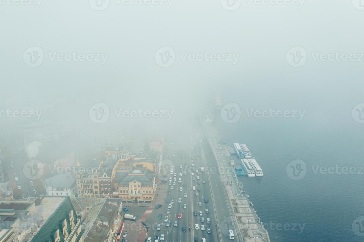 una ciudad cubierta de niebla. tráfico de la ciudad, vista aérea foto