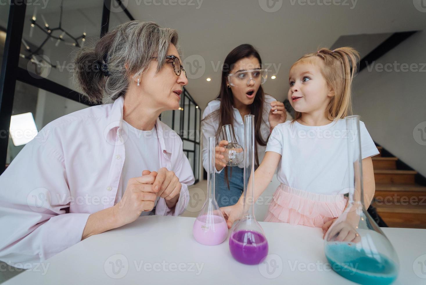 familia haciendo experimentos químicos, mezclando matraces en el interior foto