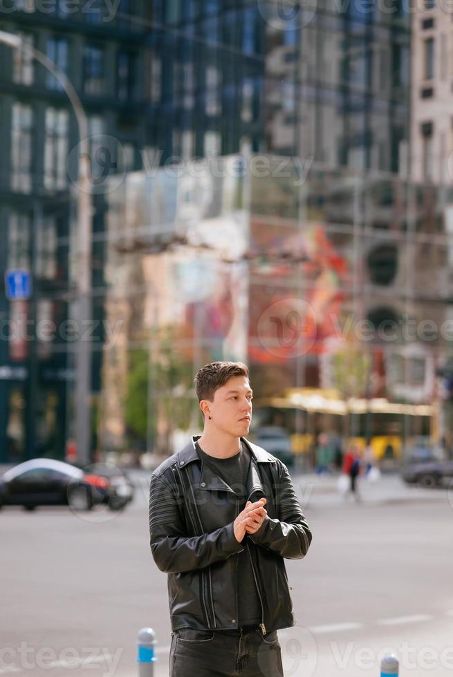 retrato de hombre mira a tu alrededor. ropa elegante foto