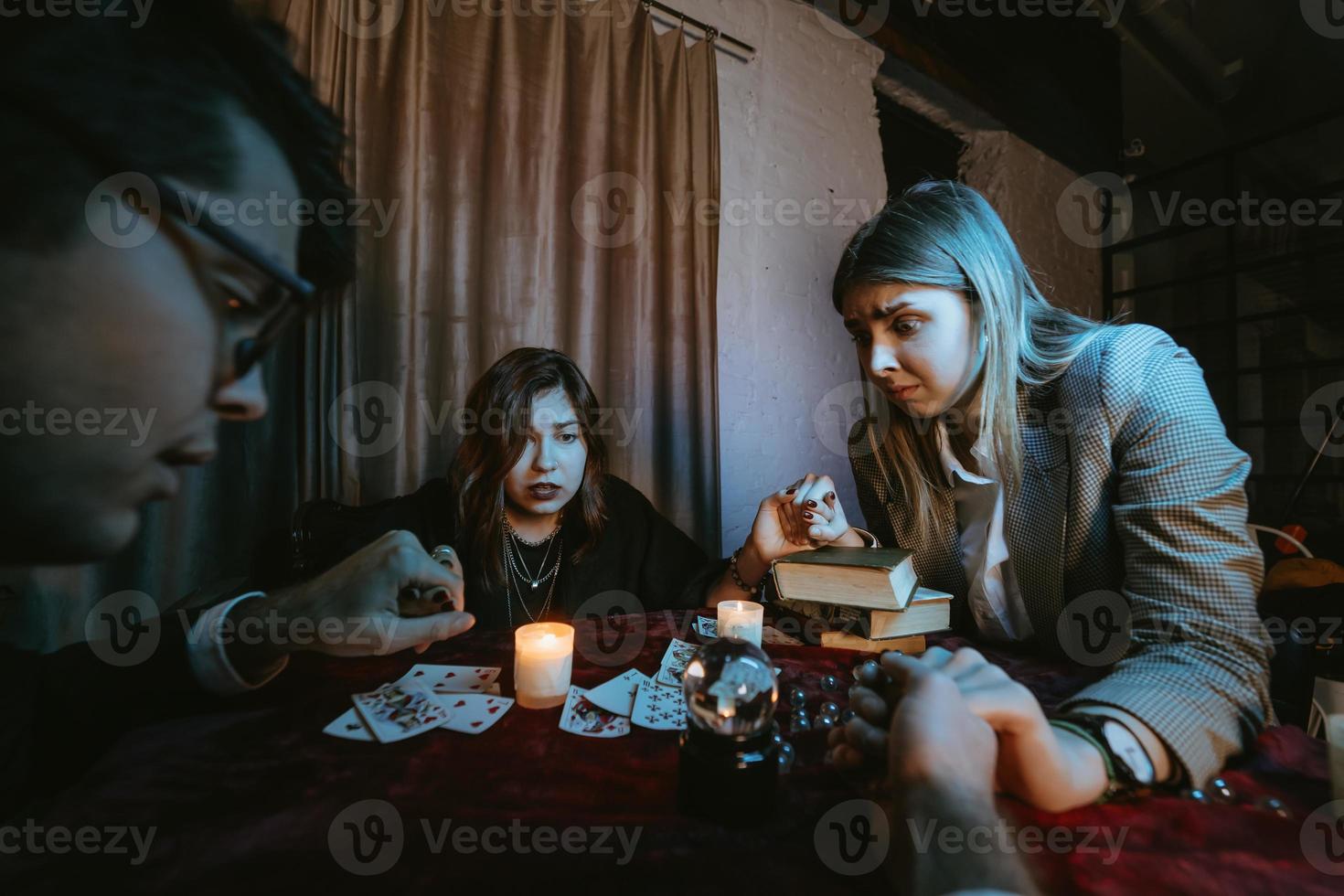 la gente se da la mano de la noche en la mesa con velas foto