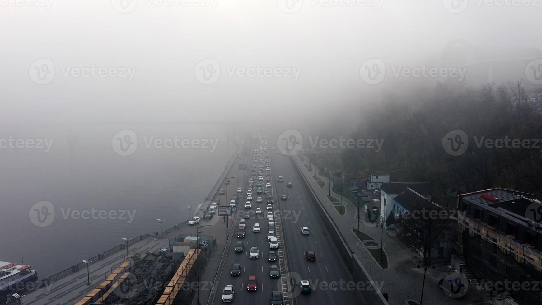 una ciudad cubierta de niebla. tráfico de la ciudad, vista aérea foto