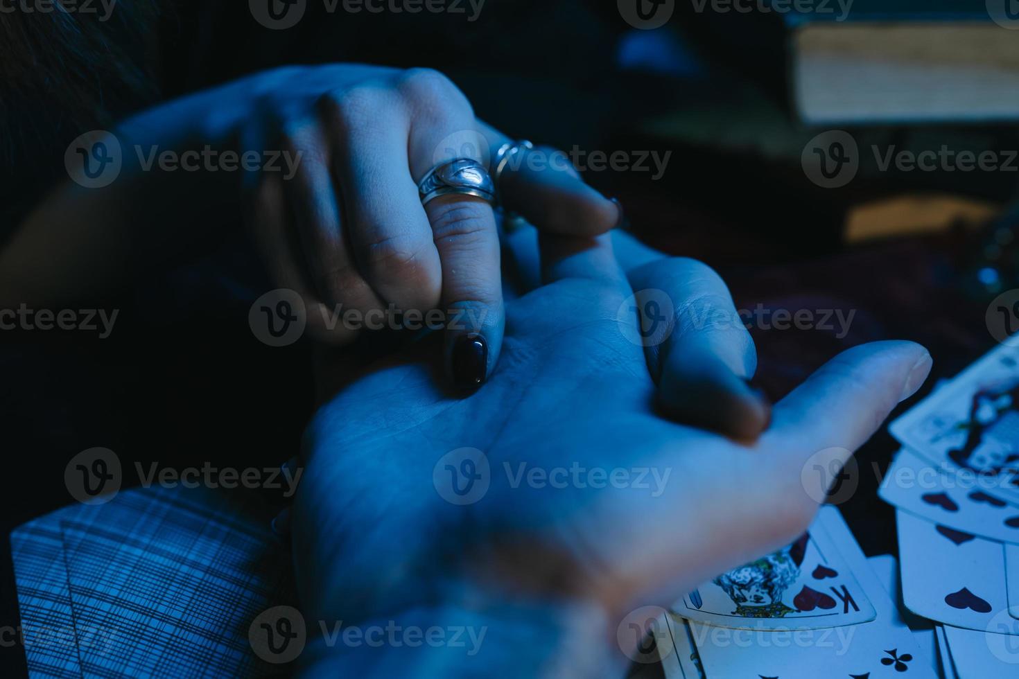 leyendo las líneas de la mano en las manos de un hombre foto