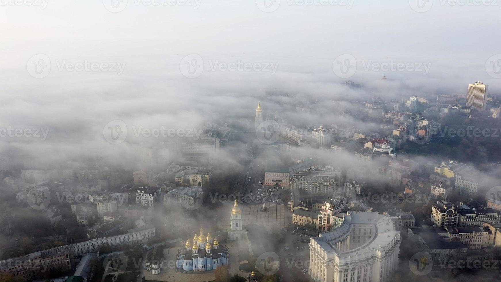 vista aérea de la ciudad en la niebla foto