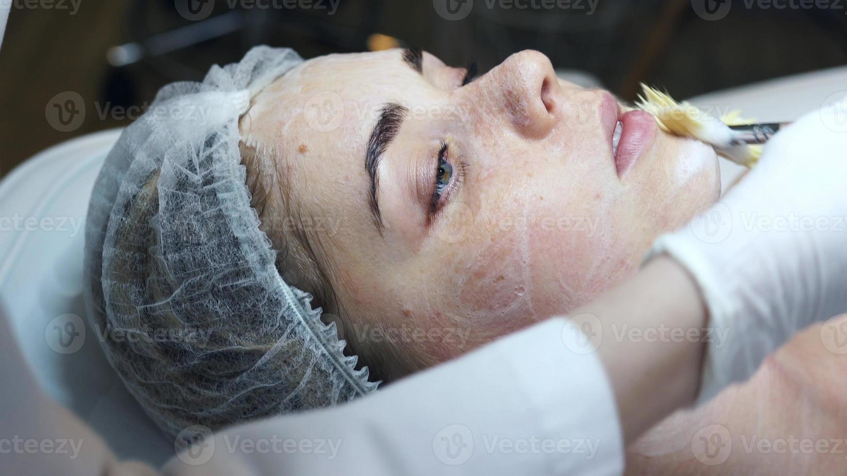 Young pretty woman receiving treatments in beauty salons. photo