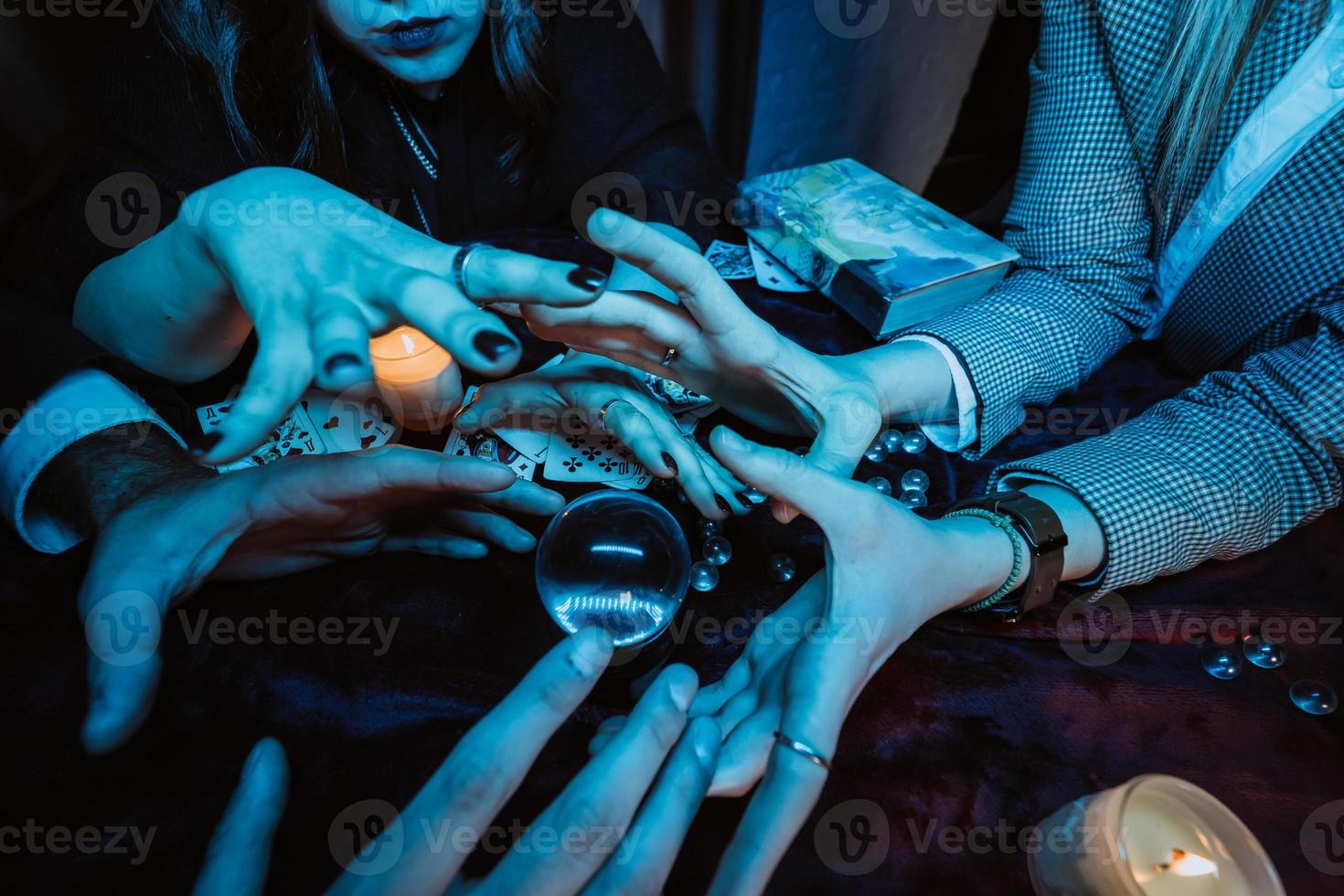 grupo de personas y mujer adivina con bola de cristal foto