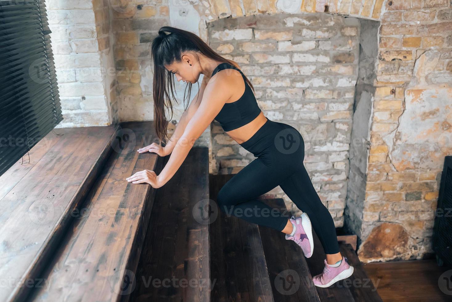 mujer deportiva en ropa deportiva, realiza ejercicios en la cámara.  concepto de deporte y gimnasio 11767012 Foto de stock en Vecteezy