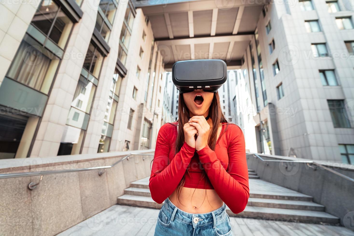 mujer con casco de realidad virtual camina por la calle foto