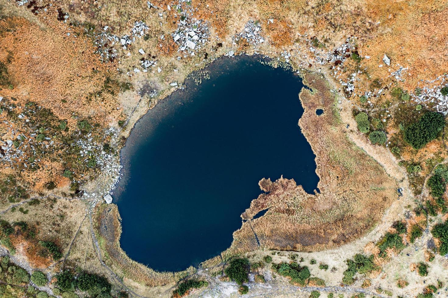 lago nesamovita lago de montaña de los cárpatos ucranianos, un lago en otoño. foto