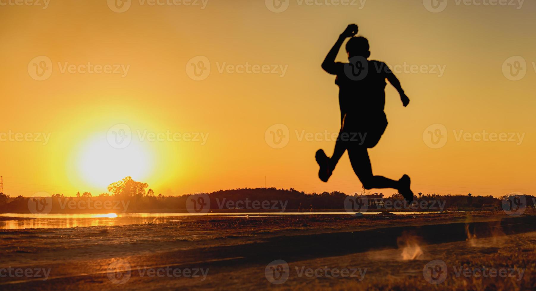 gente saltando al atardecer foto