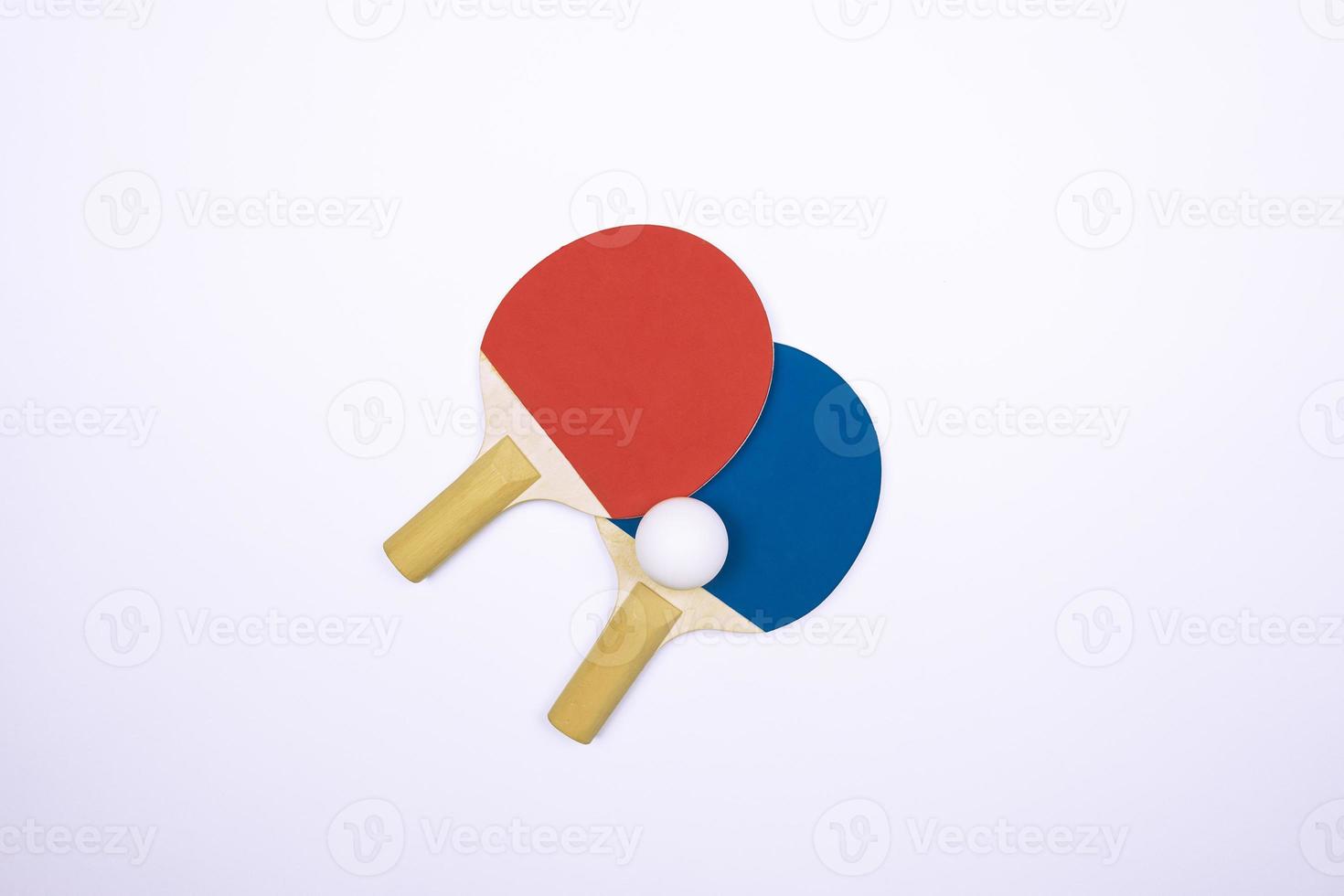 dos raquetas de tenis de mesa están listas para las competiciones de ping-pong foto