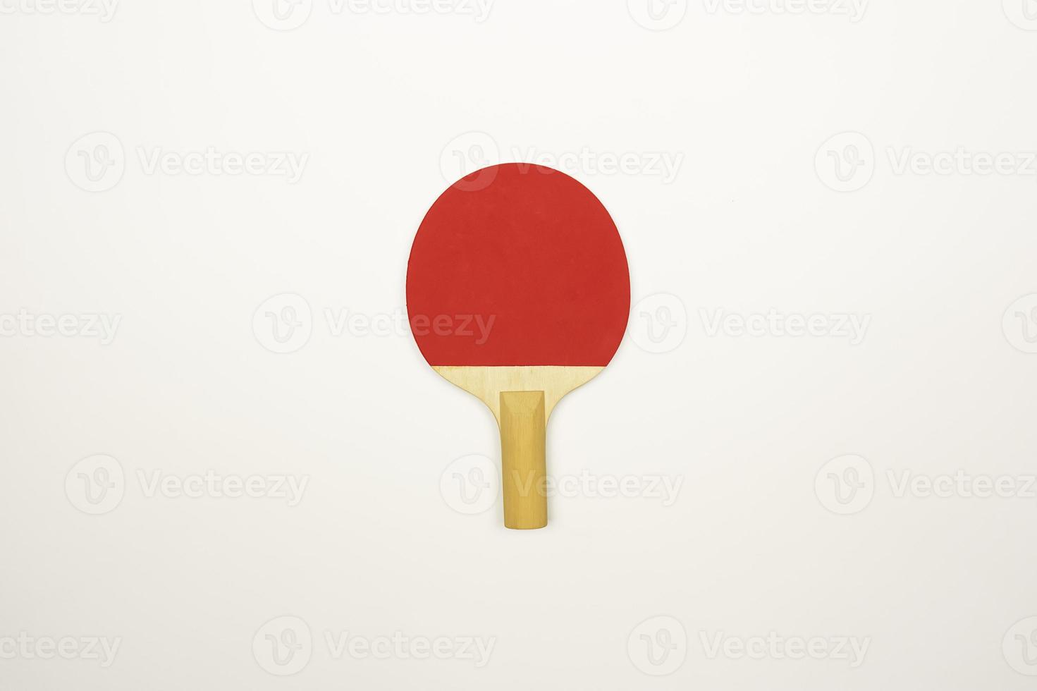 una raqueta de tenis de mesa roja está lista para las competiciones de ping-pong. foto