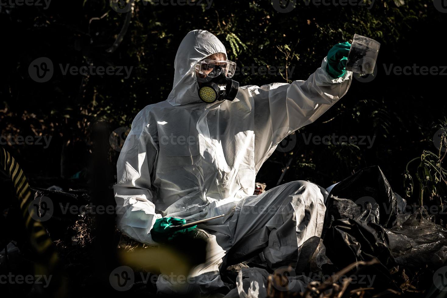 un científico asiático usa un traje de protección química para verificar el peligro químico, trabajar en una zona peligrosa, recolectar muestras en caso de que la investigación del virus de la corona surja de China. foto