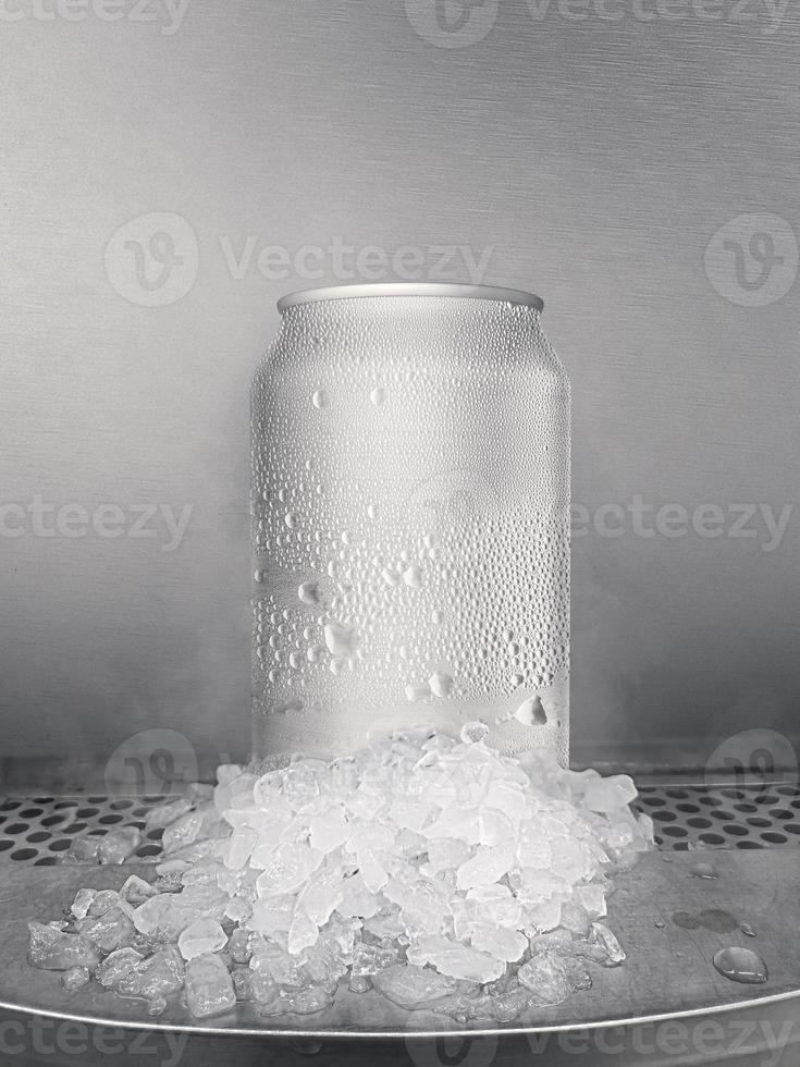 latas de aluminio con cubitos de hielo. en tiendas de conveniencia foto