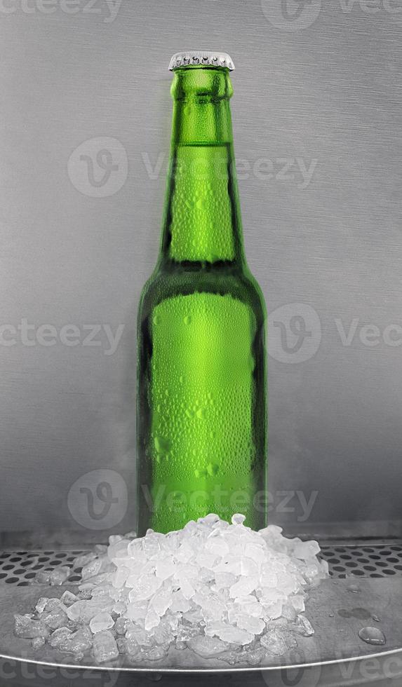 botella de cerveza verde con cubitos de hielo. en tiendas de conveniencia foto