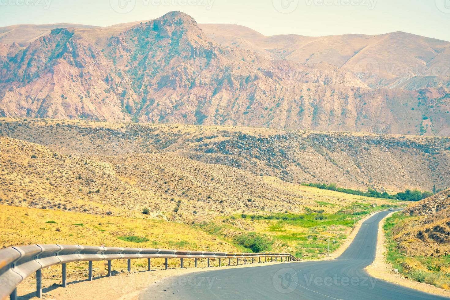 carretera asfaltada en las montañas en el campo de armenia sin coches. road trip caucasus en concepto de verano foto