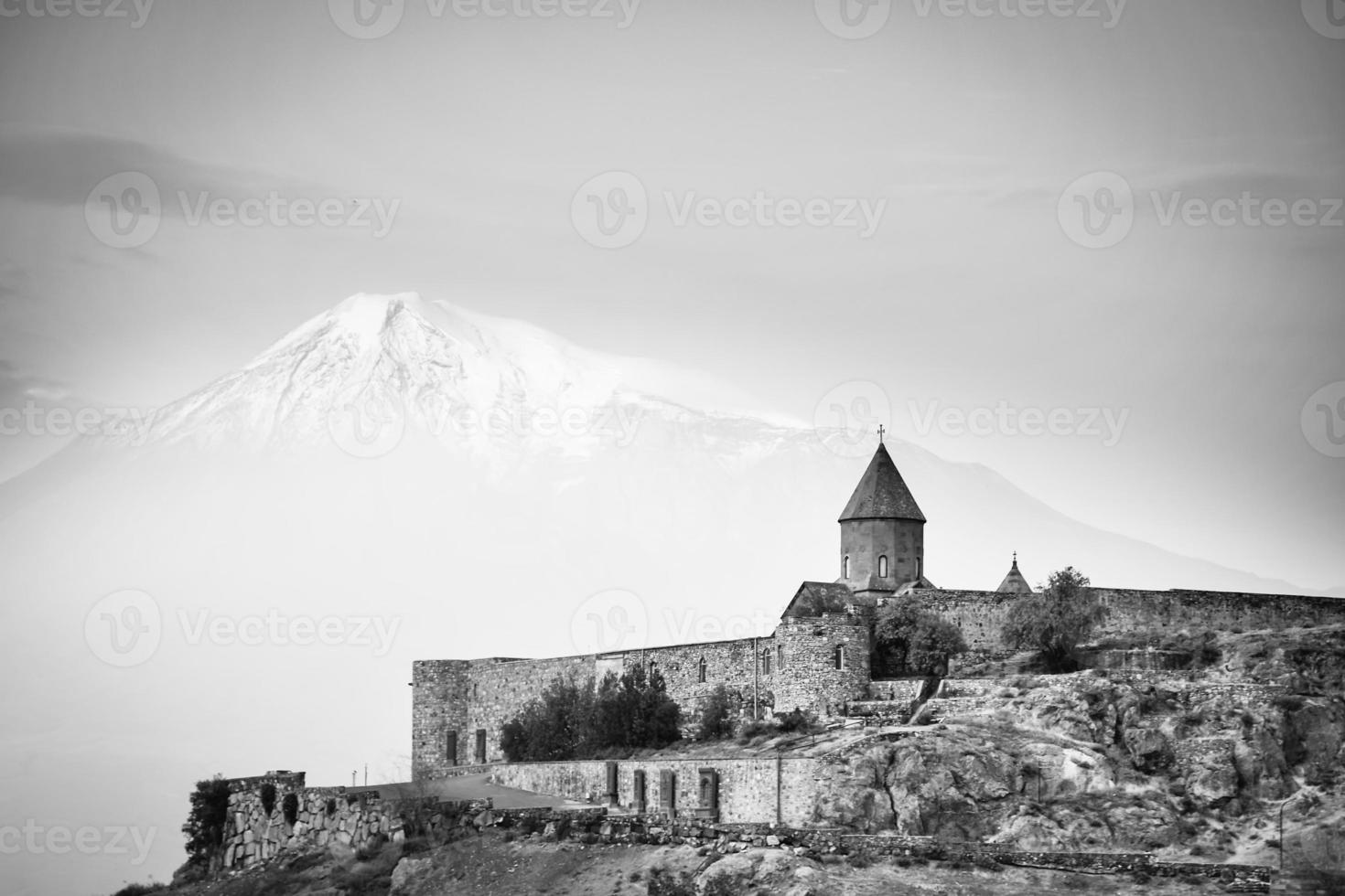 imagen en blanco y negro de un hito histórico en armenia - monasterio de khor virap con fondo de pico de montaña ararat. punto de referencia famoso destino vista panorámica foto