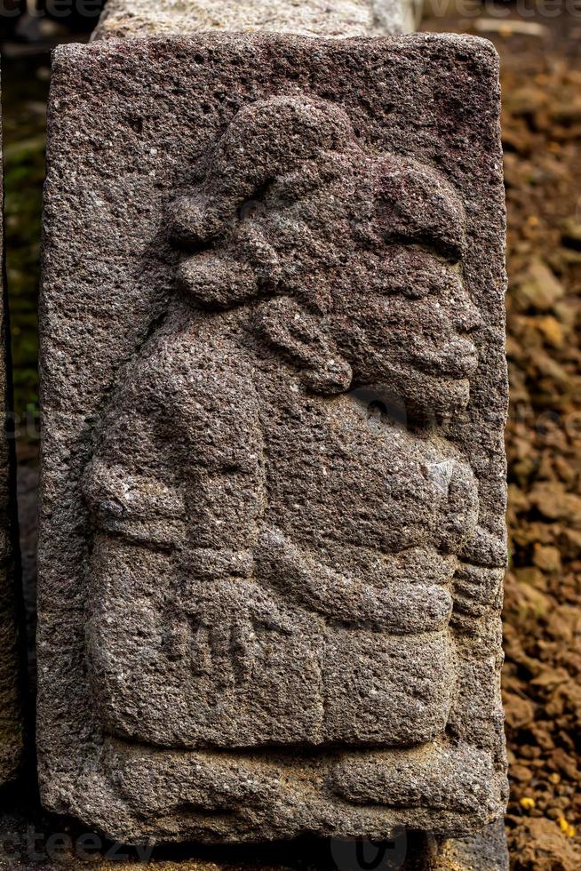 esculturas: relieves de reliquias históricas alrededor de las laderas occidentales del monte lawu, que se estima que se construyeron alrededor de los siglos XIV-XV d.C. foto