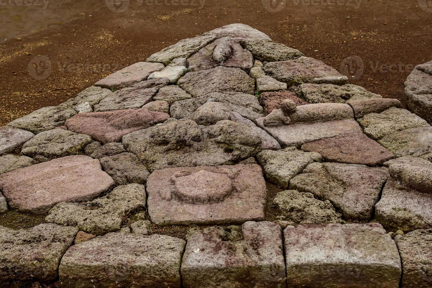 esculturas: relieves de reliquias históricas alrededor de las laderas occidentales del monte lawu, que se estima que se construyeron alrededor de los siglos XIV-XV d.C. foto