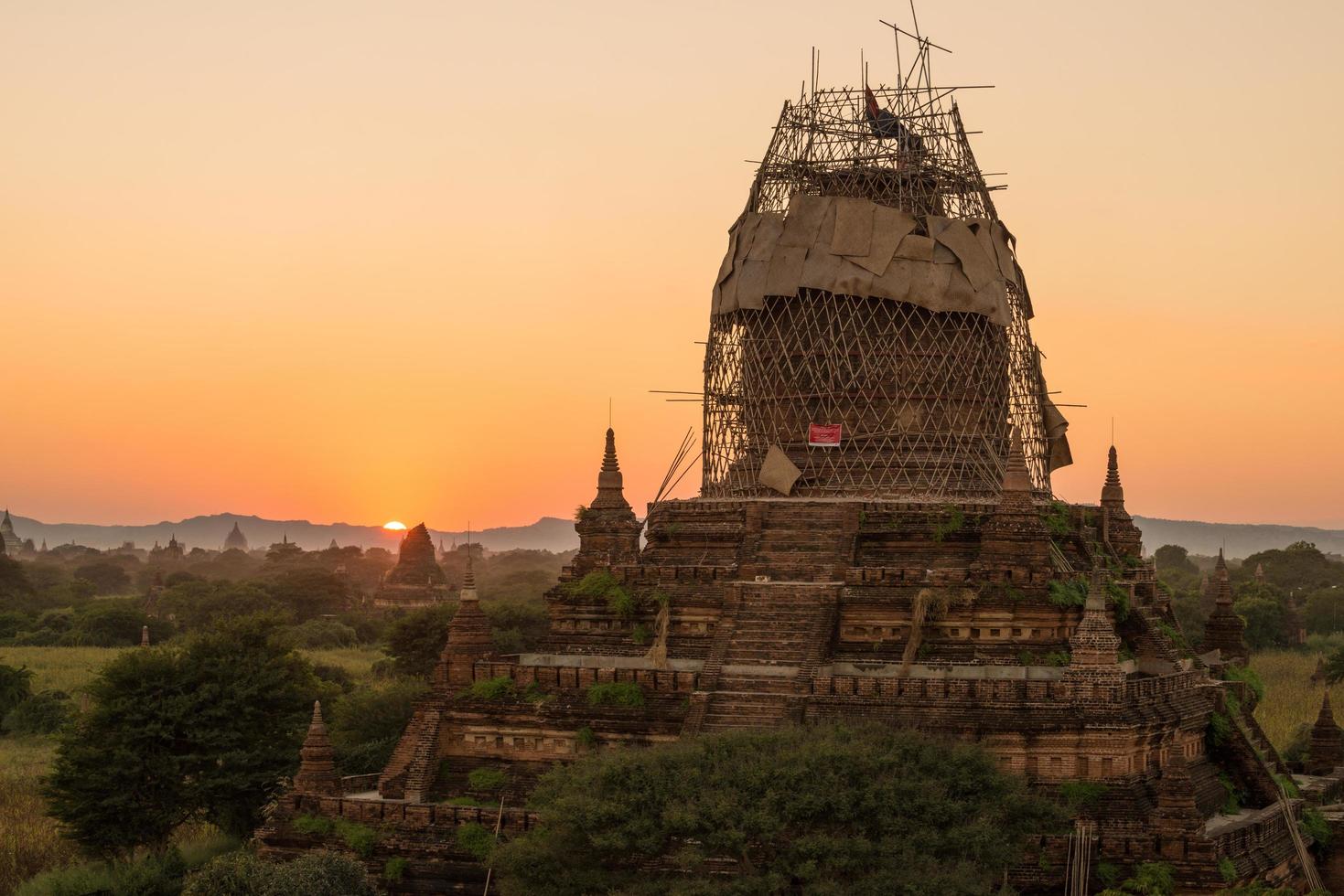 la pagoda desconocida en bagan reparando después de un gran terremoto en myanmar. foto