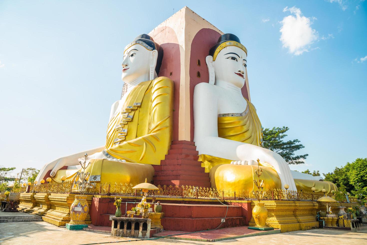 kyaik pun pagoda la imagen de cuatro grandes buda sentados espalda con espalda, uno de los lugares de atracción turística en bago, myanmar. foto