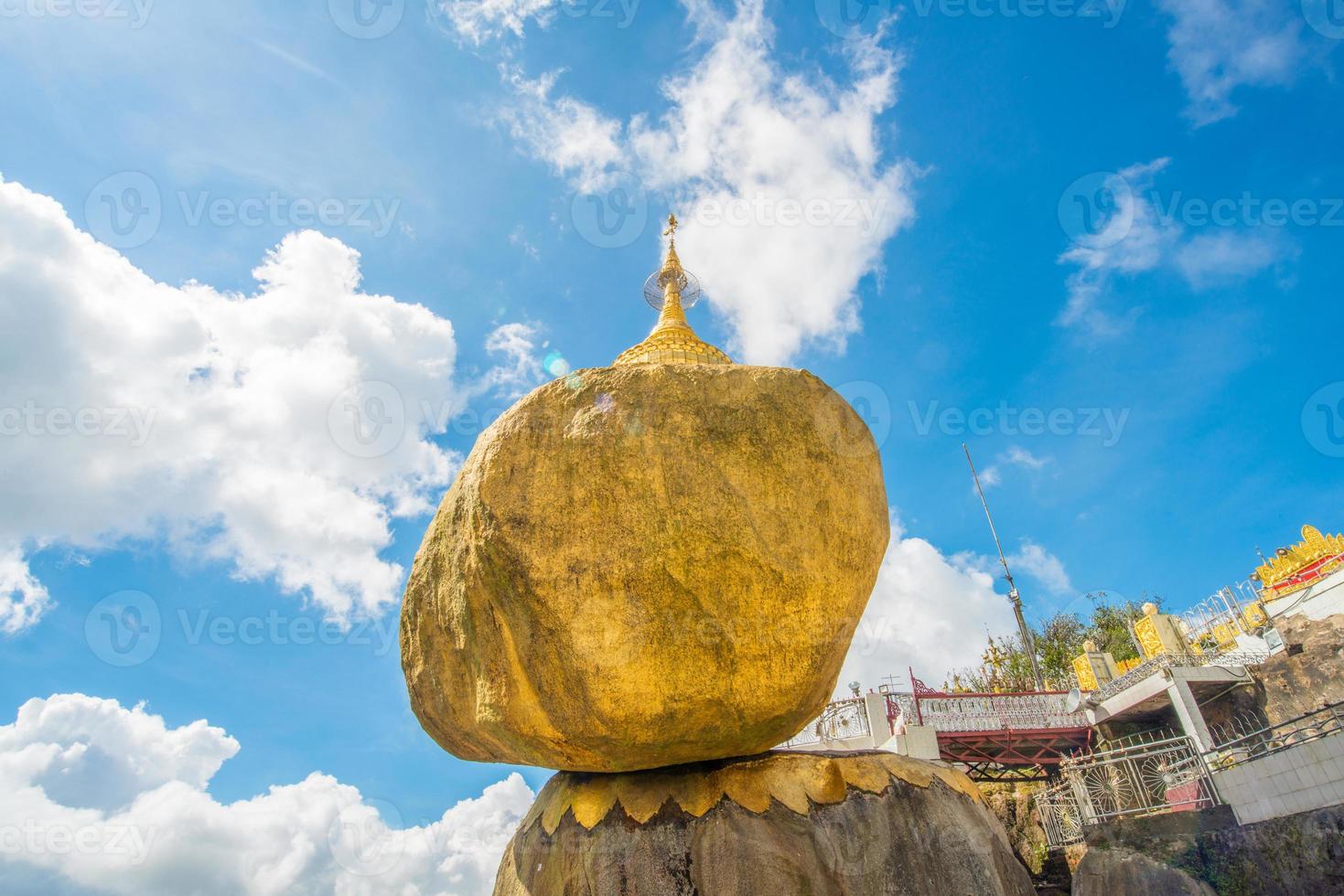 pagoda kyaiktiyo o pagoda de roca dorada el increíble lugar religioso kyaikto en el estado mon de myanmar. foto