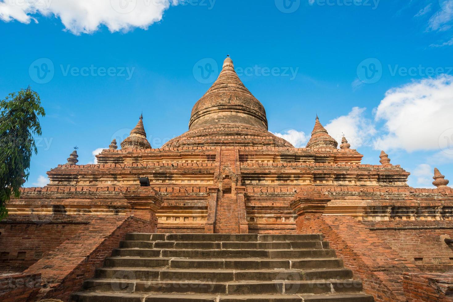 pagoda mingalazedi la última estupa budista que construyó en el período bagan la tierra de la pagoda en la región de mandalay de myanmar. foto