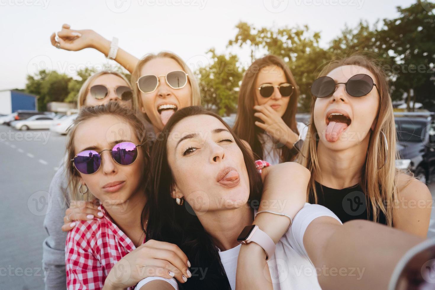 seis hermosas chicas jóvenes mirando la cámara y tomando un selfie foto