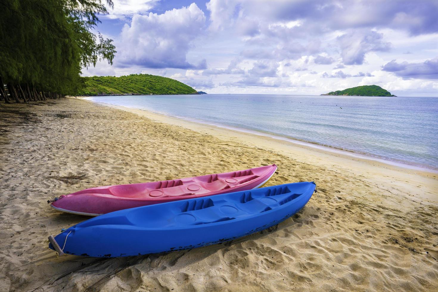 kayak en la playa, playa de nang ram y playa de nang rong, sattahip, chonburi, tailandia foto