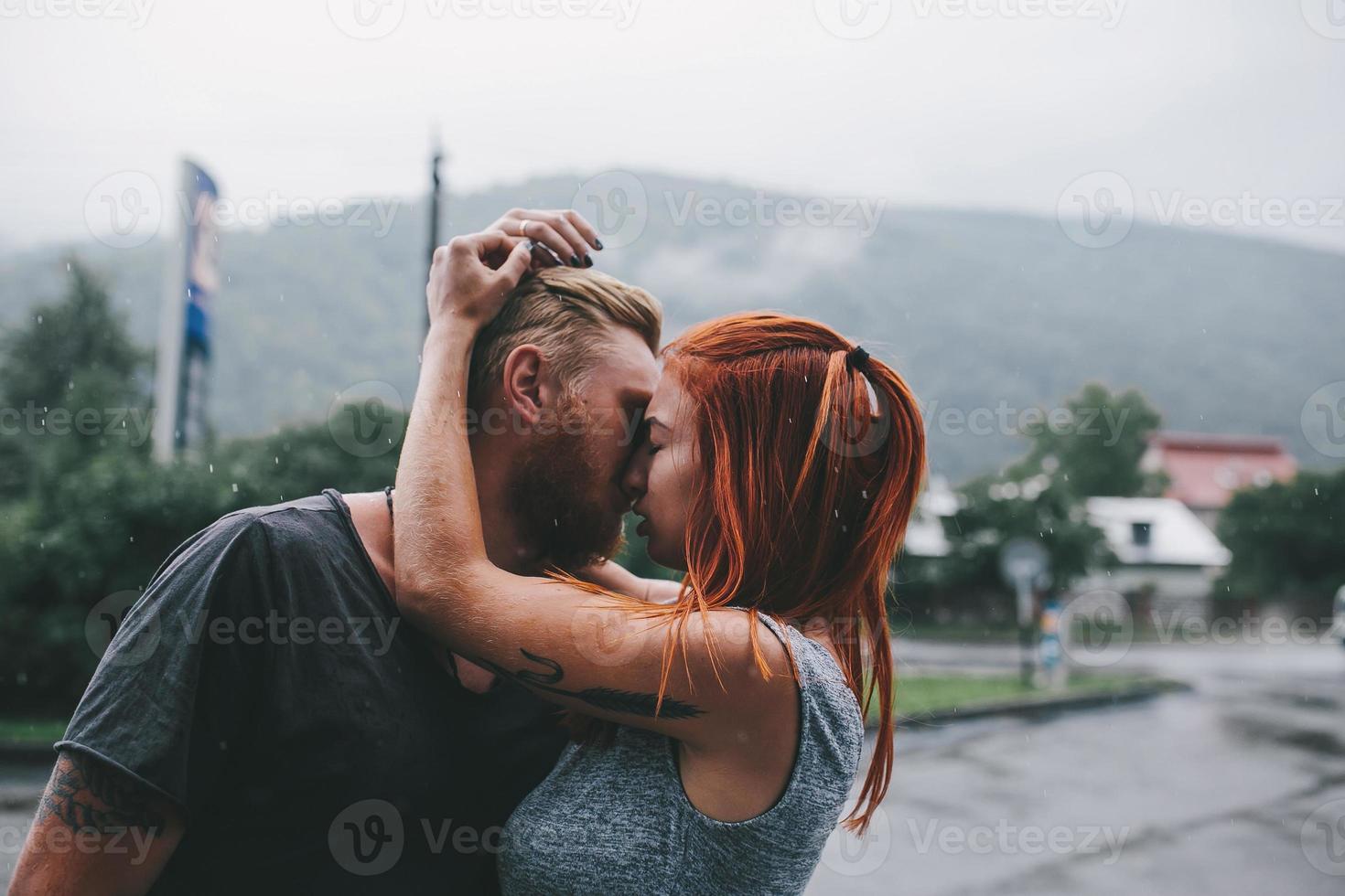 hermosa pareja abrazándose bajo la lluvia foto