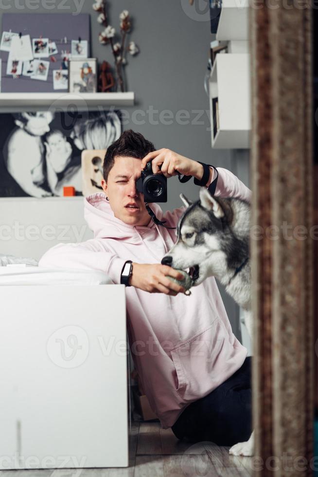 fotógrafo hombre con cámara foto