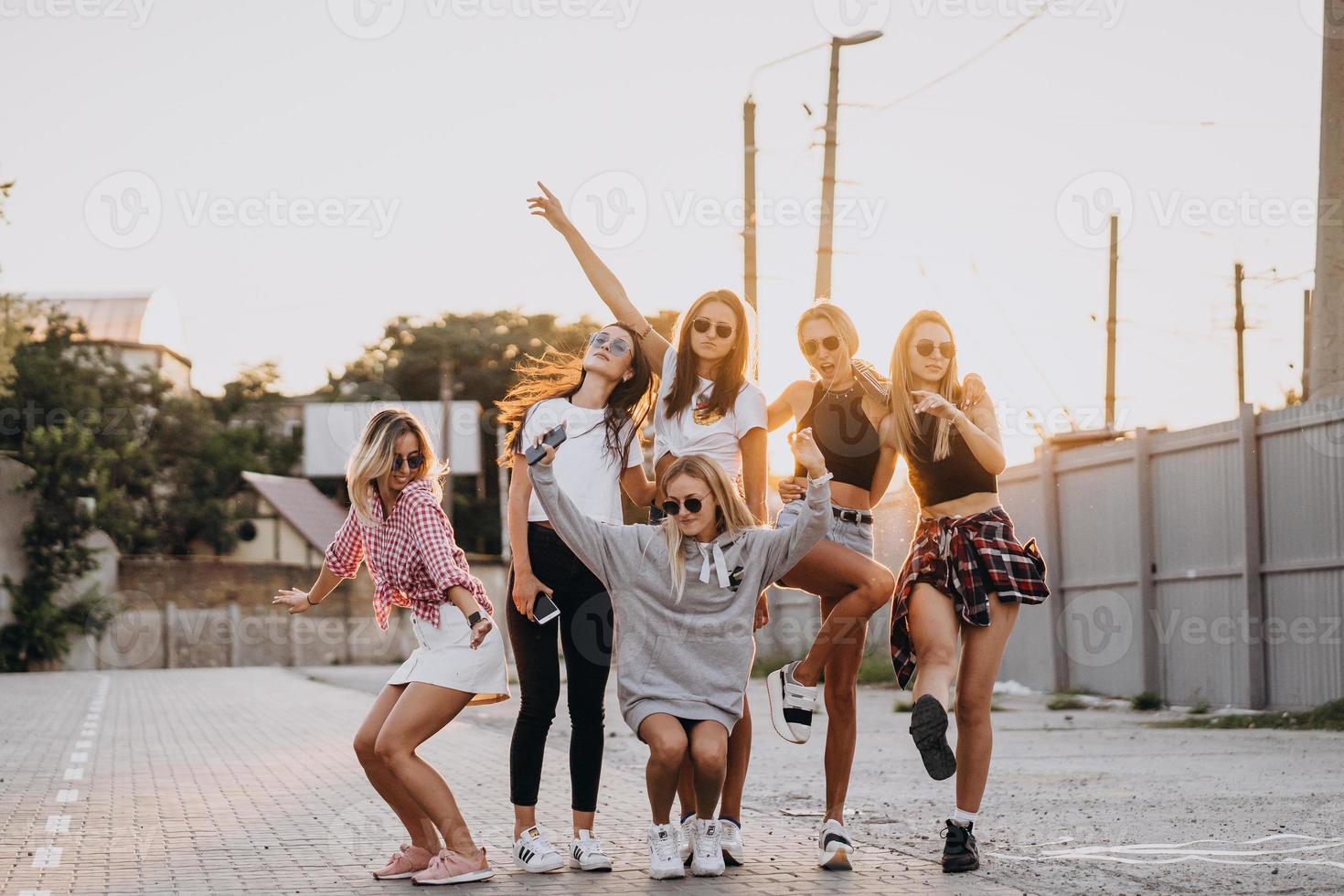 seis mujeres jóvenes bailan en un aparcamiento foto