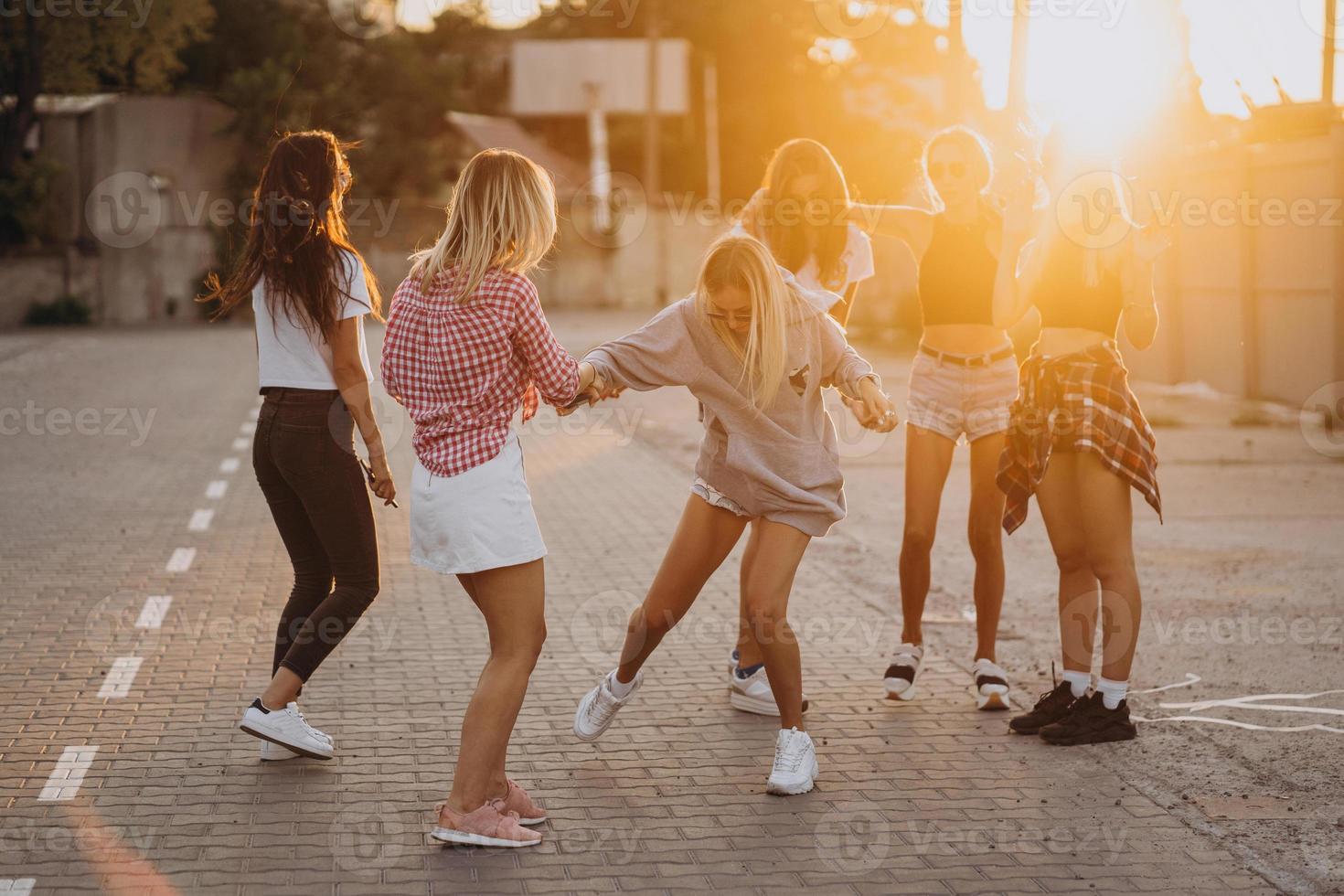 seis mujeres jóvenes bailan en un aparcamiento foto