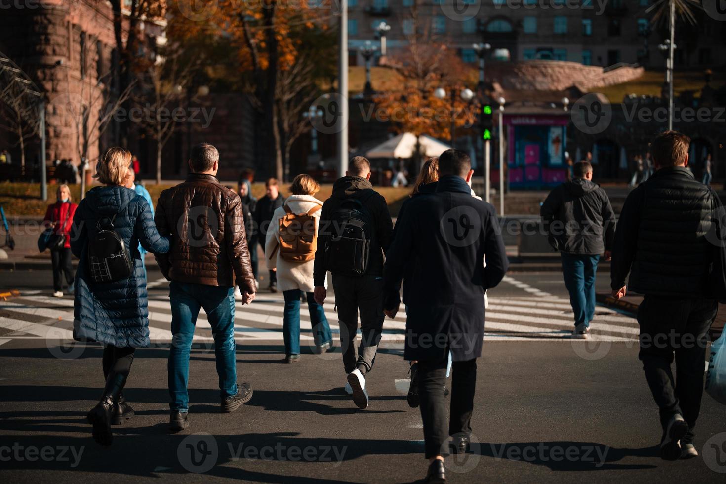 mucha gente cruzando la calle en los semáforos. foto