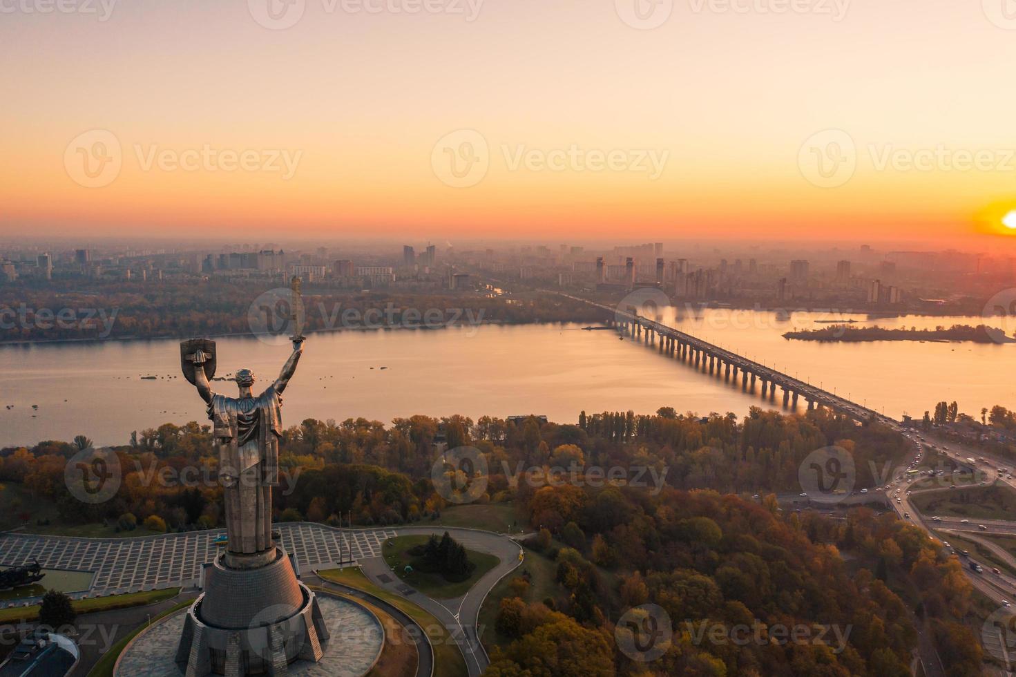 horizonte de kiev sobre la hermosa puesta de sol ardiente, ucrania. monumento patria. foto