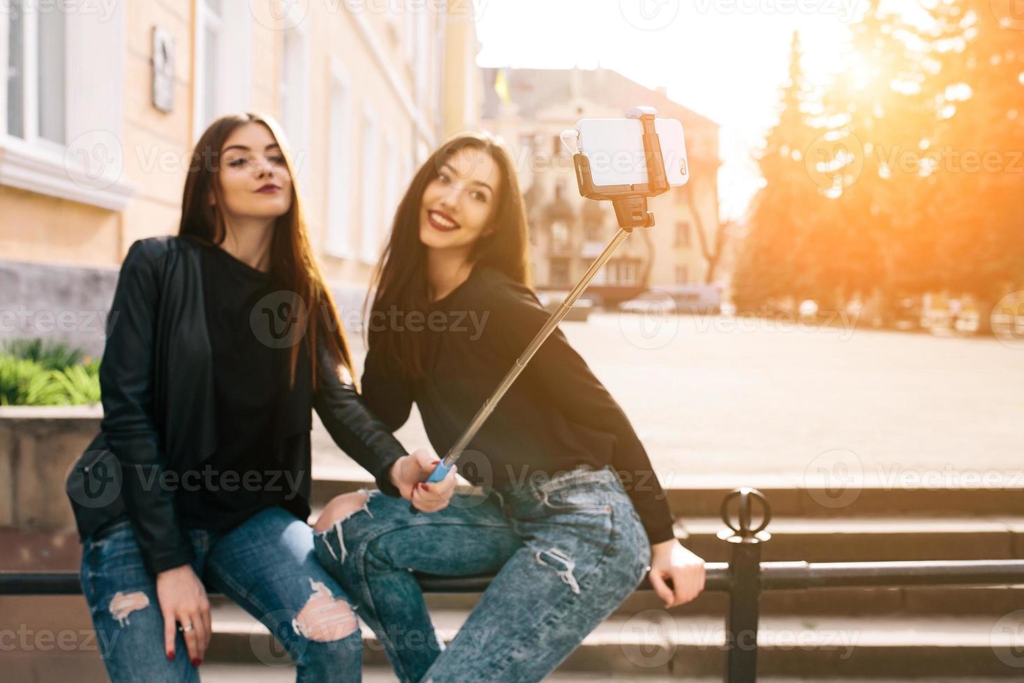 dos niñas adultas jóvenes foto