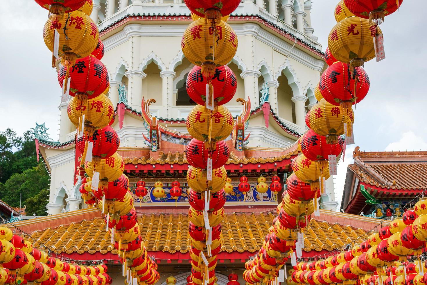 george town, penang, malasia - 15 de febrero de 2020. linternas chinas rojas y amarillas para el año nuevo lunar en el templo kek lok si. foto