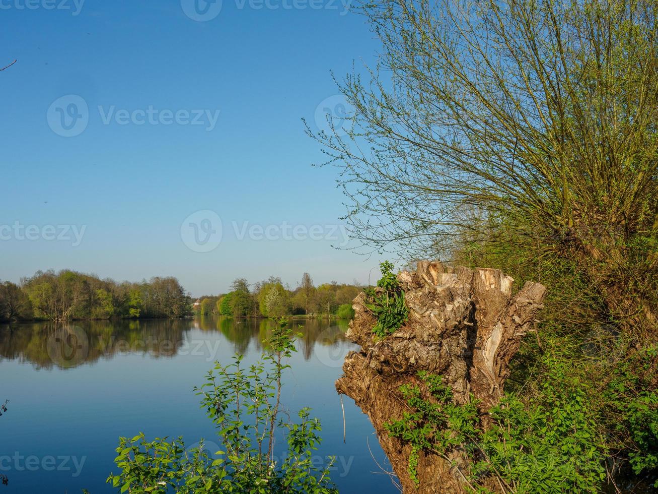 senderismo en un lago en westfalia foto