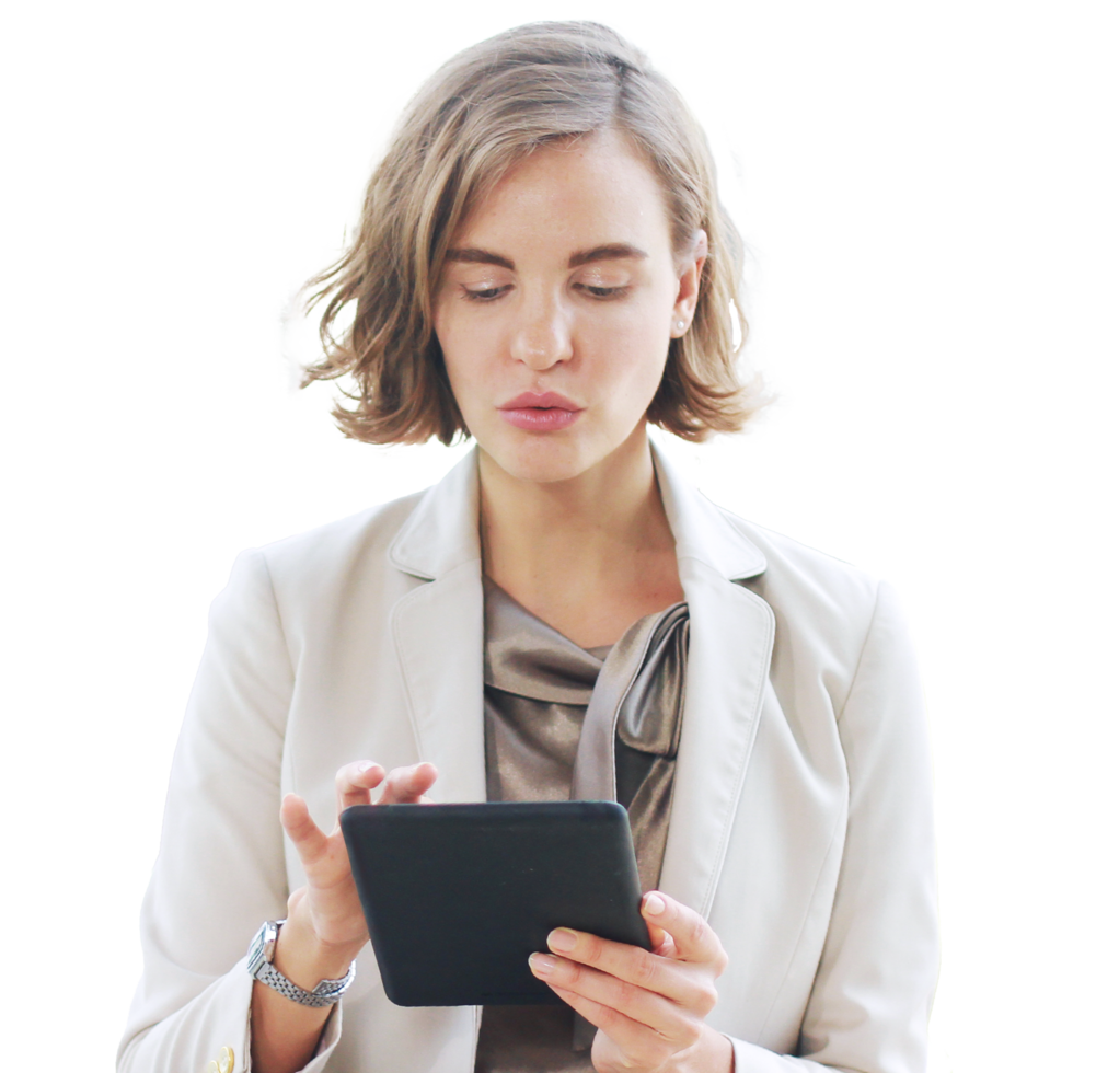 donna d'affari in abito bianco mano che tiene tablet per la ricerca sul sito Web e pensare al lavoro nell'area di lavoro in ufficio png