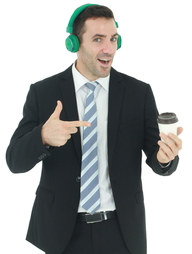 knappe en slimme zakenman ontspannen met het luisteren naar muziek in groene koptelefoon en hand met een kopje koffie geïsoleerd op een witte achtergrond. zakelijke en financiële concept. kopieer ruimte png