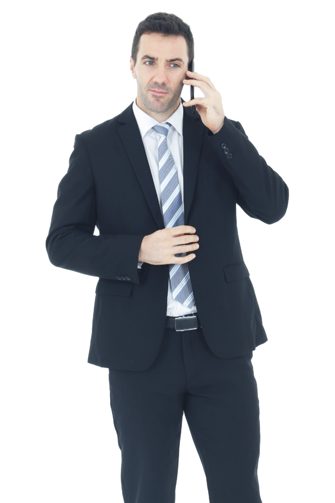 bell'uomo d'affari in una tuta mano che tiene smartphone e parla al telefono isolato su sfondo bianco. copia spazio png