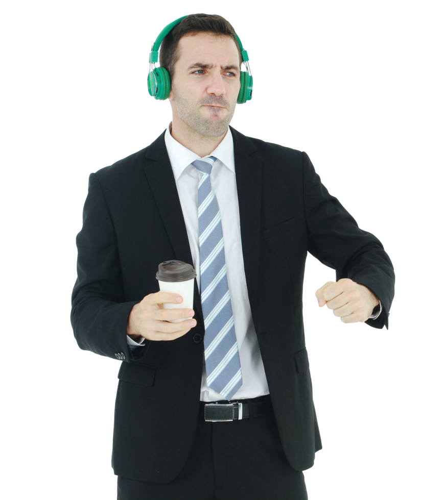 Schöner und intelligenter Geschäftsmann entspannen sich beim Hören von Musik in grünen Kopfhörern und halten eine Tasse Kaffee in der Hand, die auf weißem Hintergrund isoliert ist. Geschäfts- und Finanzkonzept. Platz kopieren png